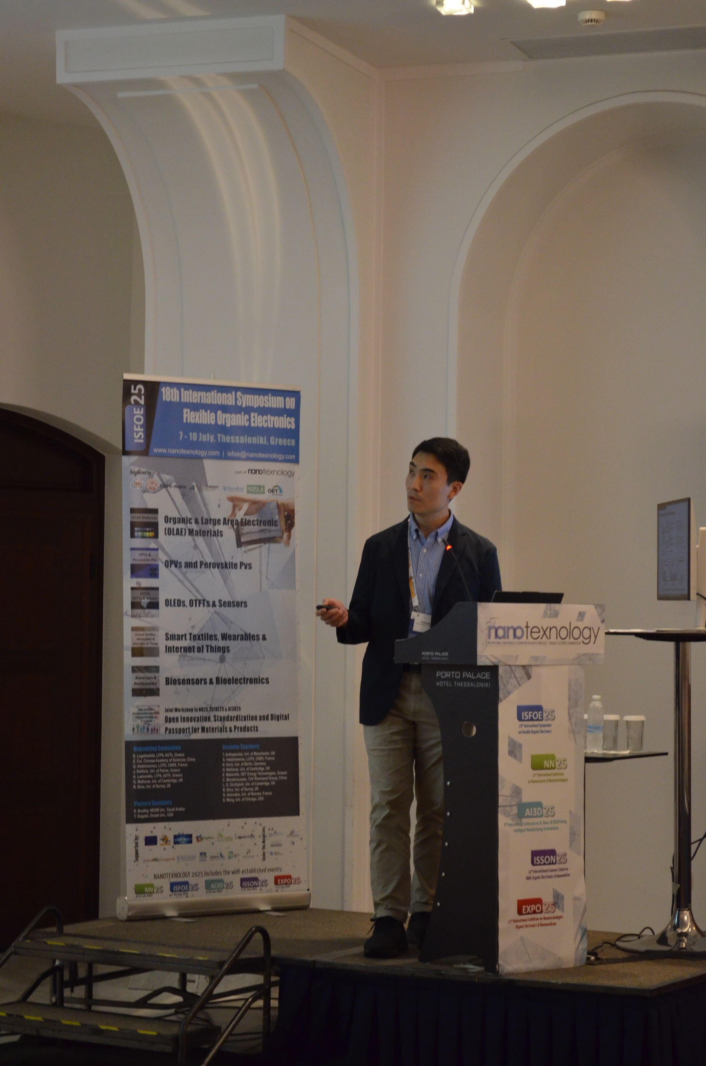 Prof. Kim delivering a talk at ISFOE (International Symposium on Flexible Organic Electronics), Thessaloniki, Greece (2025-07-07)